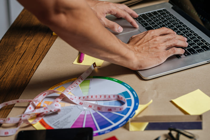 Webdesigner using a laptop